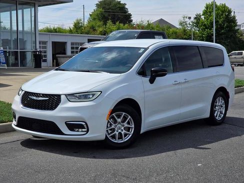 Used 2025 Chrysler Pacifica Select FWD image 2