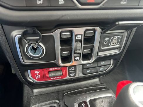 Used 2025 Jeep Gladiator Rubicon w/ Convenience Group AWD/4WD image 25