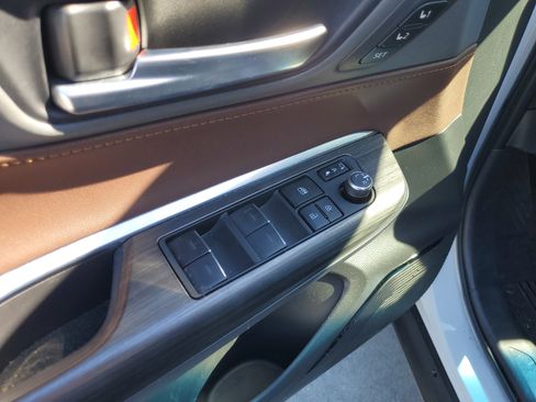 Used 2024 Toyota Venza Limited image 22