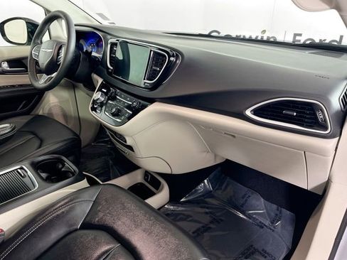 Used 2024 Chrysler Pacifica Touring-L image 33