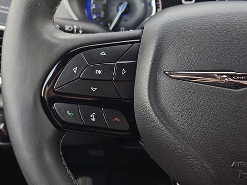 Used 2024 Chrysler Pacifica Touring FWD image 31