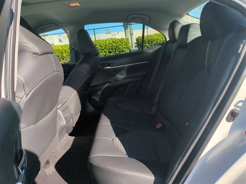 Used 2018 Toyota Camry SE image 16