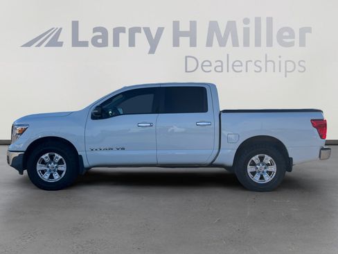 Used 2018 Nissan Titan SV image 2