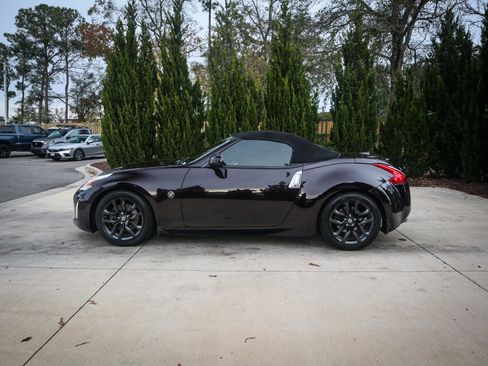 Used 2017 Nissan 370Z Touring image 7
