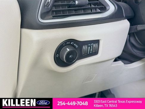 Used 2022 Chrysler Pacifica Touring-L image 10