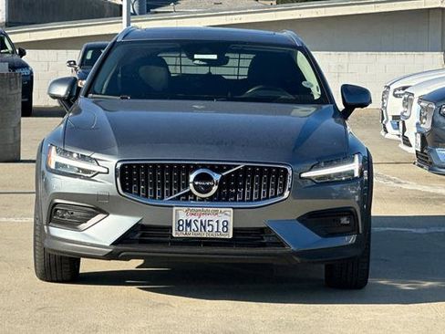 Used 2020 Volvo V60 T5 Cross Country image 8