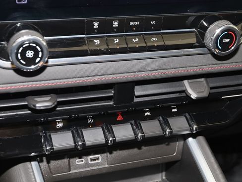 Used 2023 Chevrolet Colorado Z71 image 34