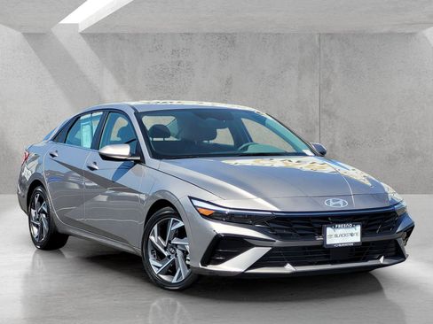 Used 2025 Hyundai Elantra SEL FWD image 2