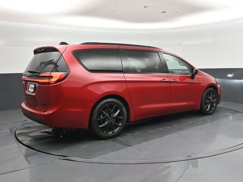 Used 2025 Chrysler Pacifica Limited FWD image 4