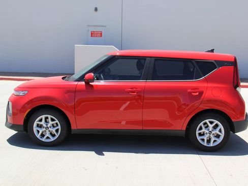 Used 2022 Kia Soul LX w/ Technology Package FWD image 8