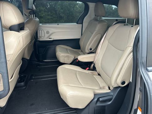 Used 2021 Toyota Sienna XLE image 14