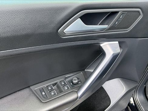 Used 2021 Volkswagen Tiguan SE w/ Panoramic Sunroof Package image 31