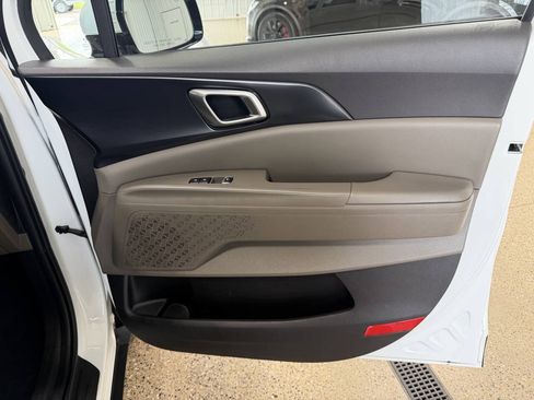 Used 2025 Kia Carnival FWD image 32