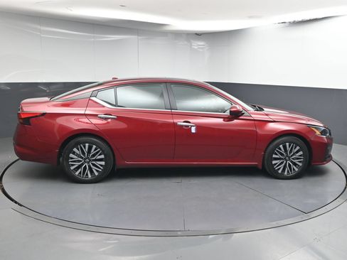 Certified 2024 Nissan Altima 2.5 SV w/ SV Premium Package FWD image 8
