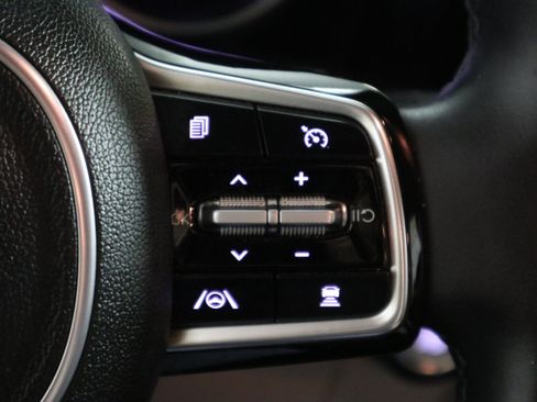 Used 2024 Kia Carnival EX FWD image 30