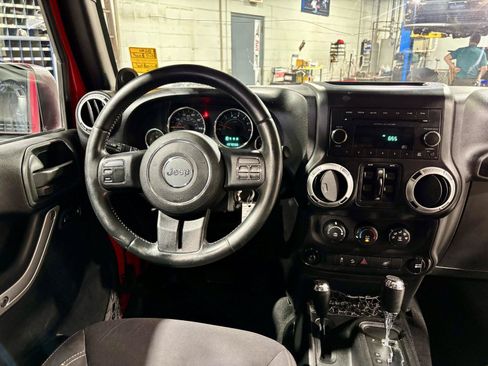 Used 2013 Jeep Wrangler Unlimited Sahara AWD/4WD image 7
