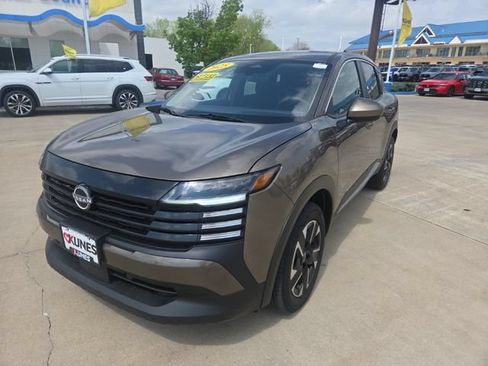 Used 2025 Nissan Kicks SV AWD/4WD image 5