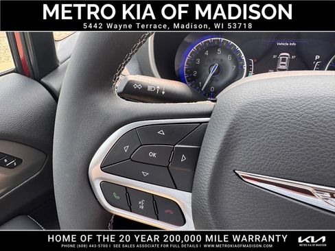Used 2025 Chrysler Pacifica Select AWD/4WD image 23
