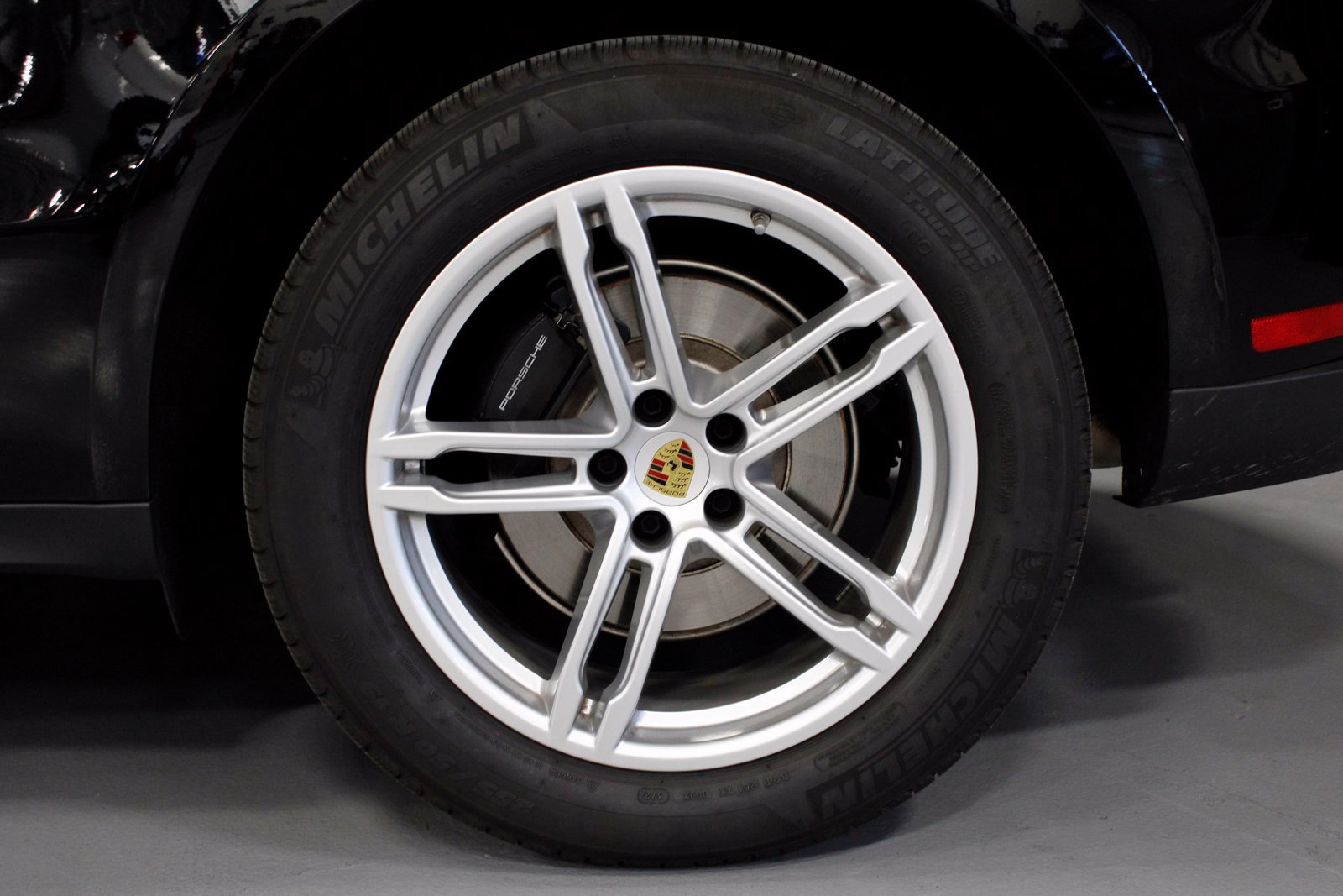 Certified 2025 Porsche Macan AWD/4WD image 12