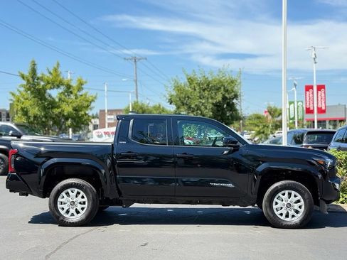 Certified 2025 Toyota Tacoma SR5 AWD/4WD image 6