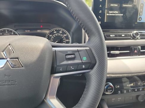 Used 2025 Mitsubishi Outlander SE FWD image 21
