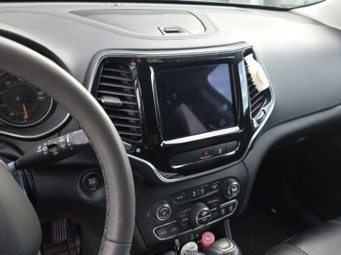Used 2022 Jeep Cherokee Limited AWD/4WD image 3
