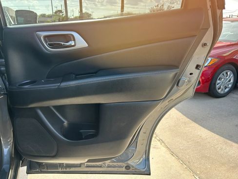 Used 2020 Nissan Pathfinder SL FWD image 18