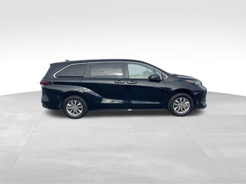 Used 2024 Toyota Sienna XLE image 3