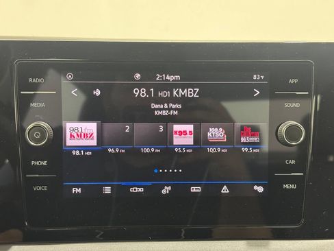 Used 2025 Volkswagen Jetta SE FWD image 3