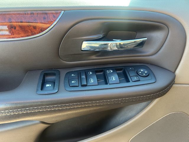 Used 2015 Chrysler Town & Country Touring-L w/ Driver Convenience Group FWD image 16