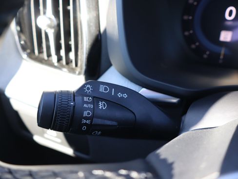 Used 2025 Volvo XC60 B5 Plus image 22