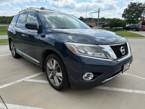 Used 2015 Nissan Pathfinder Platinum w/ Family Entertainment Package AWD/4WD image 4