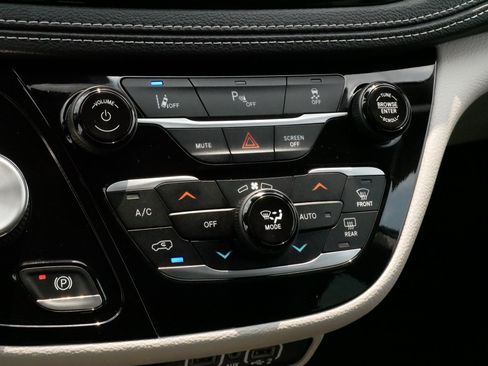 Used 2023 Chrysler Pacifica Touring-L FWD image 23