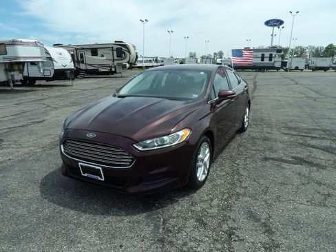 Used 2013 Ford Fusion SE FWD image 2