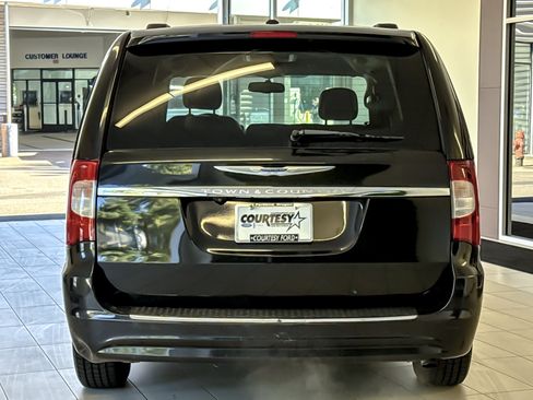 Used 2013 Chrysler Town & Country Touring FWD image 5