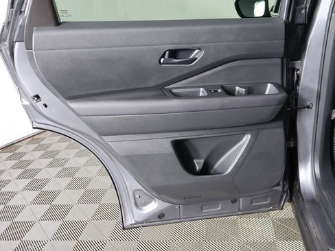 Used 2024 Nissan Pathfinder S image 23