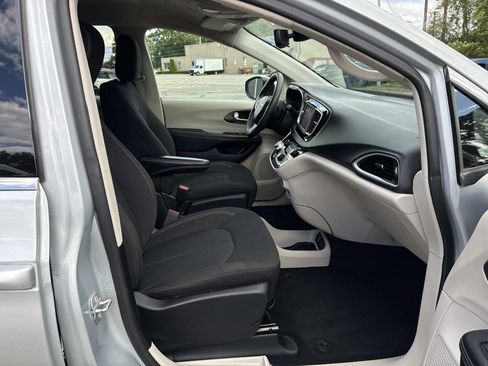 Used 2023 Chrysler Voyager LX FWD image 10