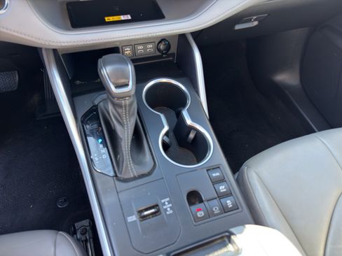 Used 2023 Toyota Highlander XLE image 10