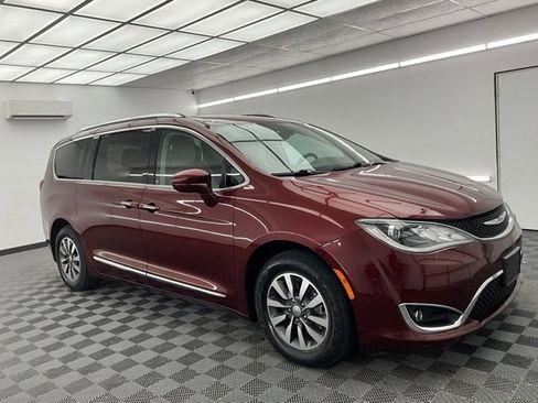 Used 2020 Chrysler Pacifica Touring-L Plus image 3