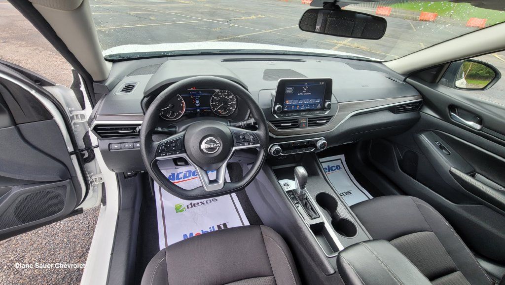 Used 2025 Nissan Altima 2.5 SV FWD image 24