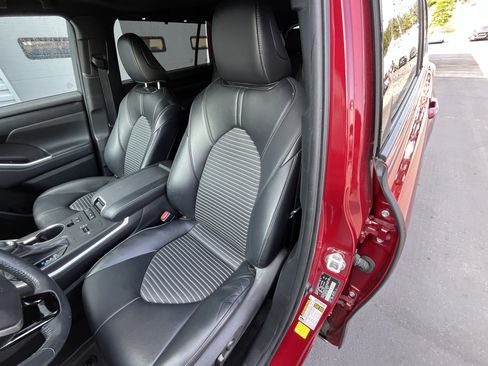 Used 2022 Toyota Highlander XSE FWD image 16