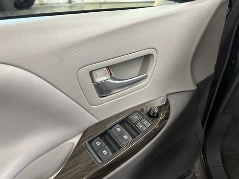 Used 2017 Toyota Sienna XLE w/ XLE Navigation Package AWD/4WD image 26