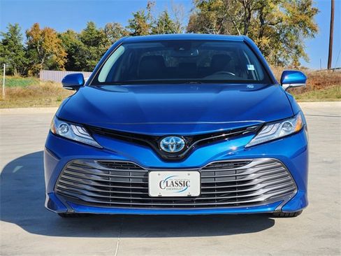 Used 2020 Toyota Camry XLE image 3