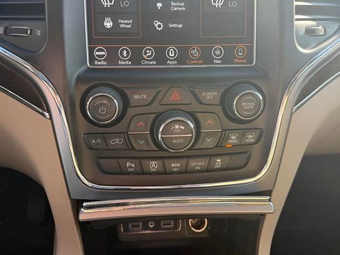 Used 2018 Jeep Grand Cherokee Limited image 26