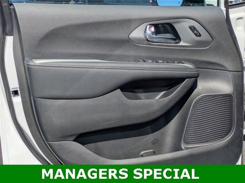 New 2026 Chrysler Pacifica Select image 12