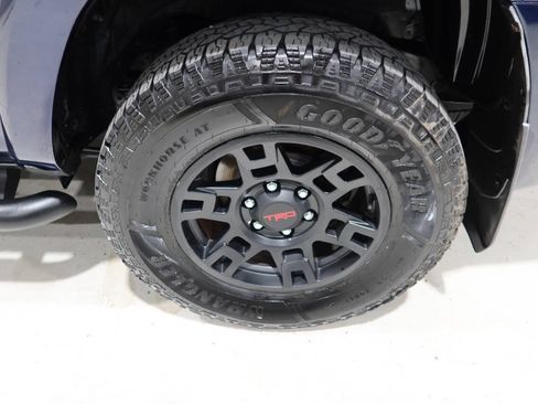 Used 2022 Toyota 4Runner SR5 Premium w/ Moonroof Package RWD image 39