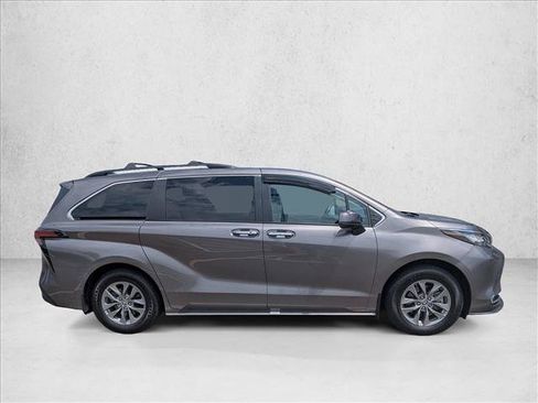Certified 2022 Toyota Sienna XLE FWD image 4