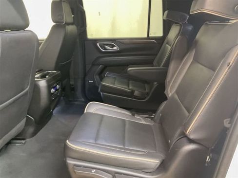 Used 2023 Chevrolet Suburban Premier image 4
