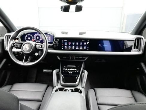 Certified 2025 Porsche Cayenne AWD/4WD image 19