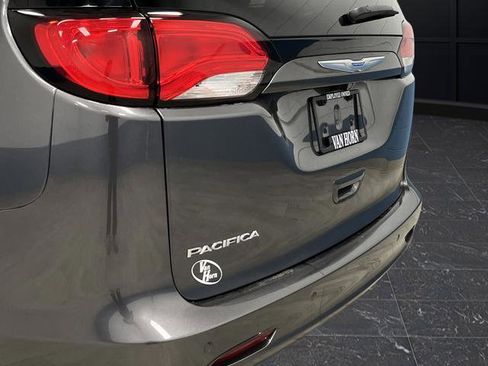 Used 2018 Chrysler Pacifica L FWD image 30